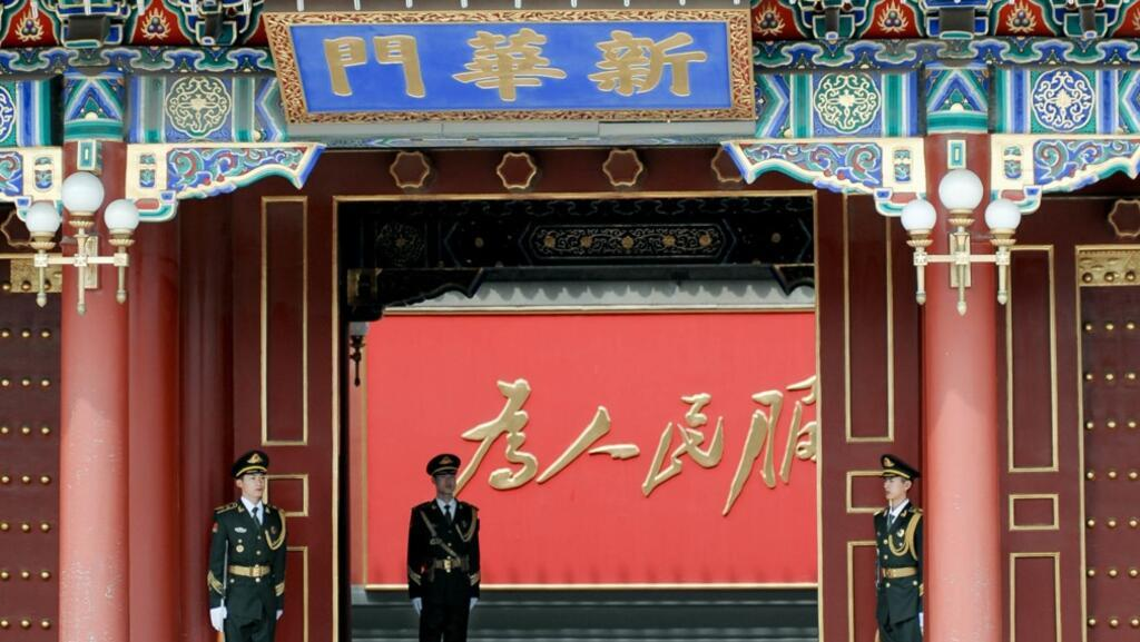 夜色般紫红霓虹调色的新中华门建筑照片